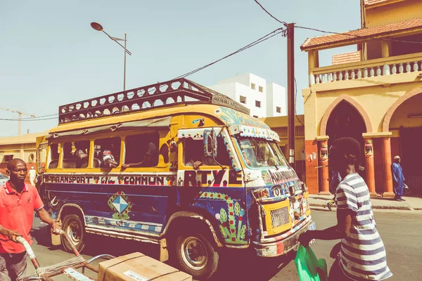 DAKAR, SENEGAL - NOVEMBER 11, 2019: People working and traffic a — Stock Photo, Image