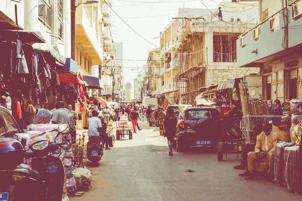 Dakar, Senegal - 11 Kasım 2019: Çalışan ve trafik