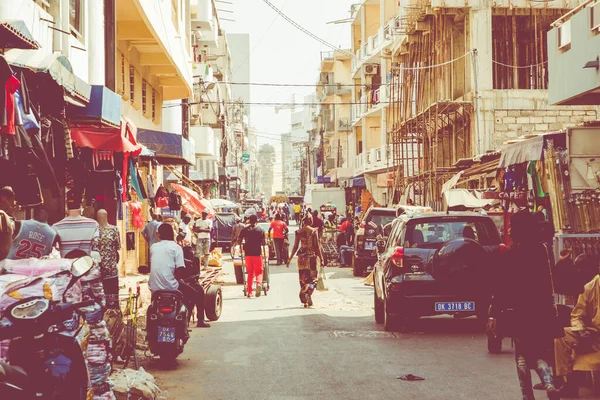 DAKAR, SENEGAL - 11 NOVEMBRE 2019: Persone che lavorano e trafficano a — Foto Stock