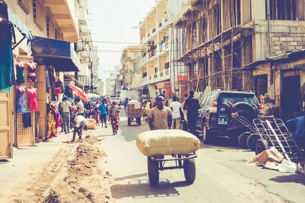 DAKAR, SENEGAL - 11 NOVEMBRE 2019: Persone che lavorano e trafficano a — Foto Stock
