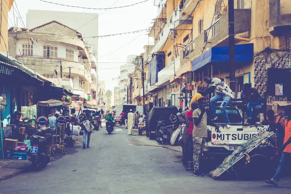 DAKAR, SENEGAL - 11 ноября 2019 года: Люди, работающие и проезжающие по дорогам — стоковое фото