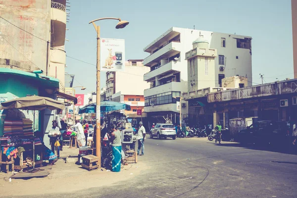 DAKAR, SENEGAL - 11 ноября 2019 года: Люди, работающие и проезжающие по дорогам — стоковое фото