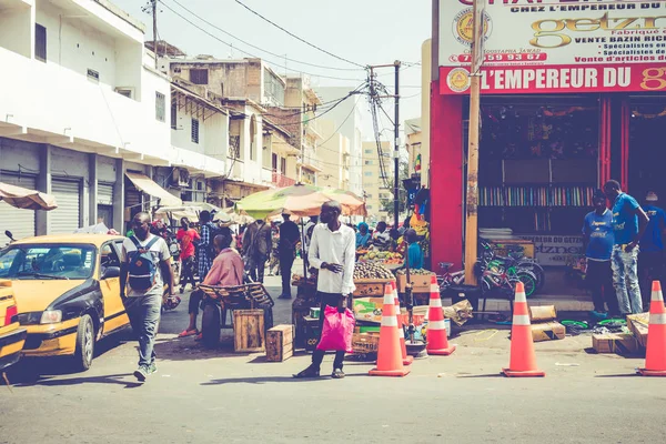 DAKAR, SENEGAL - 11 ноября 2019 года: Люди, работающие и проезжающие по дорогам — стоковое фото