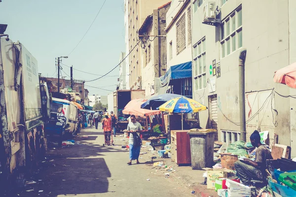 DAKAR, SENEGAL - 11 NOVEMBRE 2019 : Personnes travaillant et la circulation a — Photo