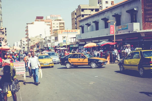 DAKAR, SENEGAL - 11 ноября 2019 года: Люди, работающие и проезжающие по дорогам — стоковое фото