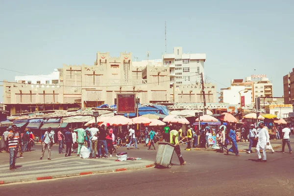 Dakar, Senegal - November 11, 2019: Människor som arbetar och trafik en — Stockfoto