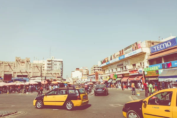 Dakar, Senegal - 11 november 2019: Mensen werken en verkeer a — Stockfoto