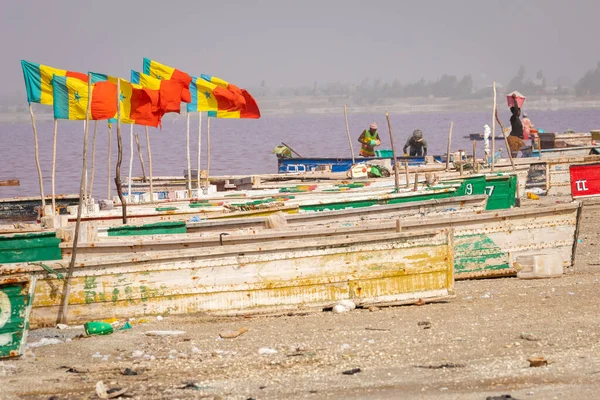 Lac RoseまたはRetba Lakeのボート。ダカール西アフリカ。ユネスコ世界遺産 — ストック写真