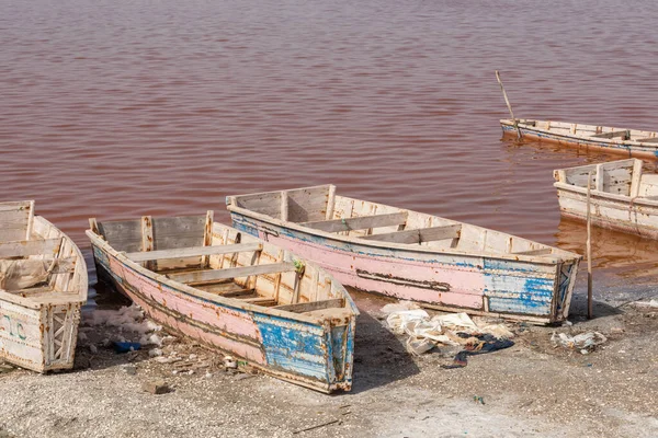 Barcos em Lac Rose ou Retba Lake. Dakar. África Ocidental. Mundo da UNESCO — Fotografia de Stock