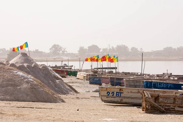 Lac RoseまたはRetba Lakeのボート。ダカール西アフリカ。ユネスコ世界遺産 — ストック写真