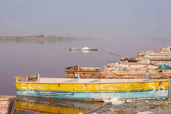 Lac RoseまたはRetba Lakeのボート。ダカール西アフリカ。ユネスコ世界遺産 — ストック写真