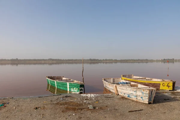 Lac RoseまたはRetba Lakeのボート。ダカール西アフリカ。ユネスコ世界遺産 — ストック写真