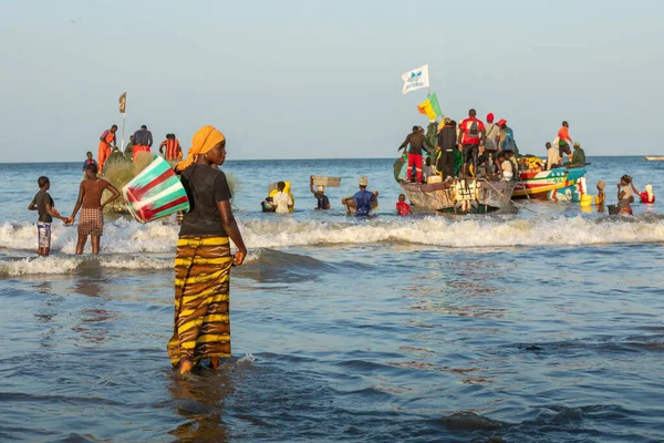 Tanji, The Gambia - 21 november 2019: Scen med män och kvinnor — Stockfoto