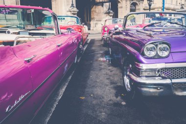 Havana, Küba - 21 Aralık 2019: Klasik Amerikan Renkli