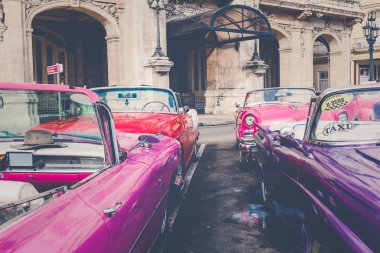Havana, Küba - 21 Aralık 2019: Klasik Amerikan Renkli