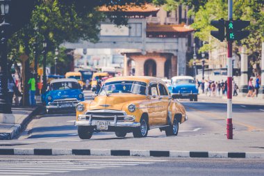 Havana, Küba - 10 Aralık 2019: Klasik Amerikan Renkli