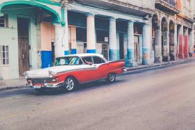 Havana, Küba - 10 Aralık 2019: Klasik Amerikan Renkli