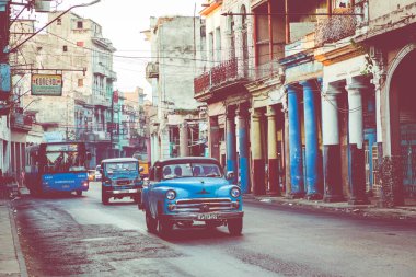 Havana, Küba - 10 Aralık 2019: Klasik Amerikan Renkli