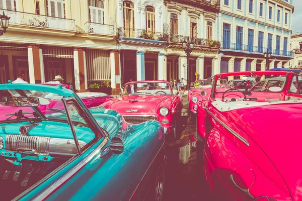 HAVANA, CUBA - DECEMBER 21, 2019: Vintage colored classic americ — Stock Photo, Image