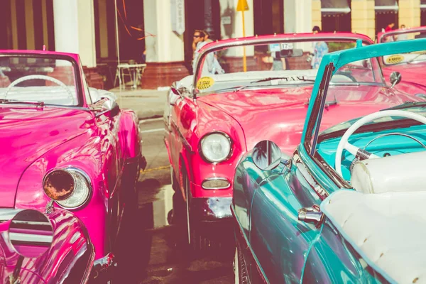 Havanna, Kuba - december 21, 2019: Vintage színes klasszikus amerikai — Stock Fotó