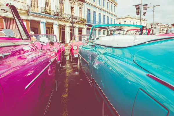 HAVANA, CUBA - DECEMBER 21, 2019: Vintage colored classic americ — Stock Photo, Image