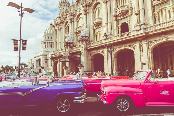 HAVANA, CUBA - DECEMBER 21, 2019: Vintage colored classic americ — 스톡 사진