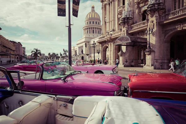 HAVANA, CUBA - DECEMBER 21, 2019: Vintage colored classic americ — 스톡 사진