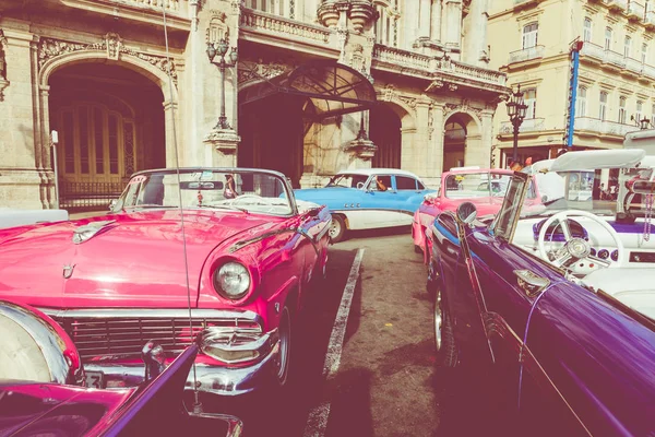 HAVANA, CUBA - DECEMBER 21, 2019: Vintage colored classic americ — 스톡 사진