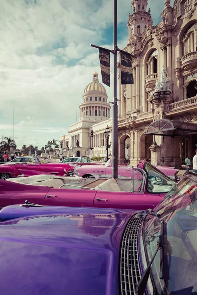 HAVANA, CUBA - DECEMBER 21, 2019: Vintage colored classic americ — Stock Photo, Image