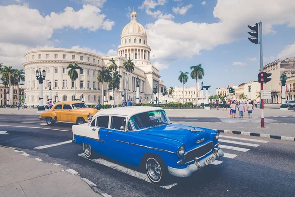 Havana, Cuba - 10 december 2019: Vintage gekleurde americ — Stockfoto