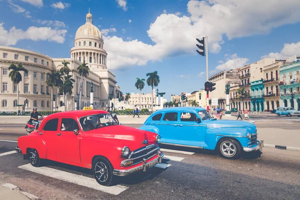 HAVANA, CUBA - DECEMBER 10, 2019: Vintage colored classic americ — Stock Photo, Image