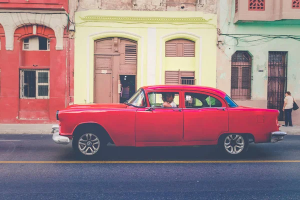 HAVANA, CUBA - DECEMBER 10, 2019: Vintage colored classic americ — 스톡 사진