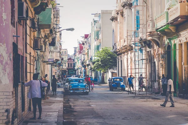 HAVANA, CUBA - DECEMBER 10, 2019: Vintage colored classic americ — 스톡 사진