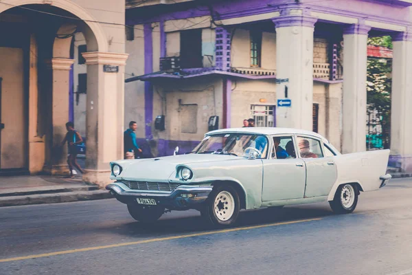 Havana, Cuba - 10 december 2019: Vintage gekleurde americ — Stockfoto