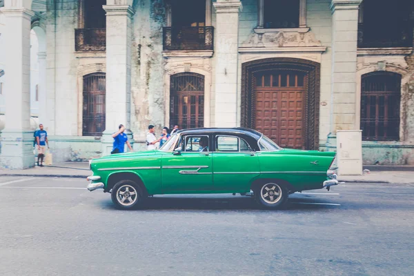 HAVANA, CUBA - 10 DICEMBRE 2019: Classico americano colorato vintage — Foto Stock