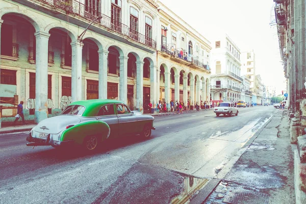 HAVANA, CUBA - DECEMBER 10, 2019: Vintage colored classic americ — 스톡 사진