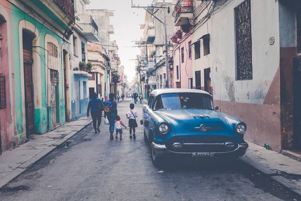 HAVANA, CUBA - 10 DICEMBRE 2019: Classico americano colorato vintage — Foto Stock