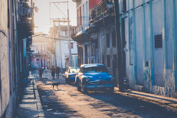 HAVANA, CUBA - DECEMBER 10, 2019: Vintage colored classic americ — 스톡 사진