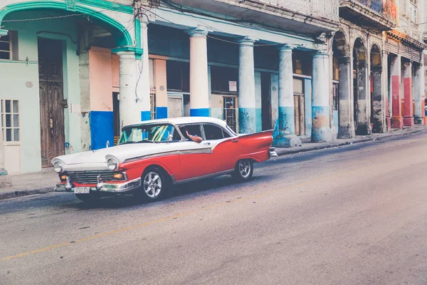 HAVANA, CUBA - DECEMBER 10, 2019: Vintage colored classic americ — 스톡 사진