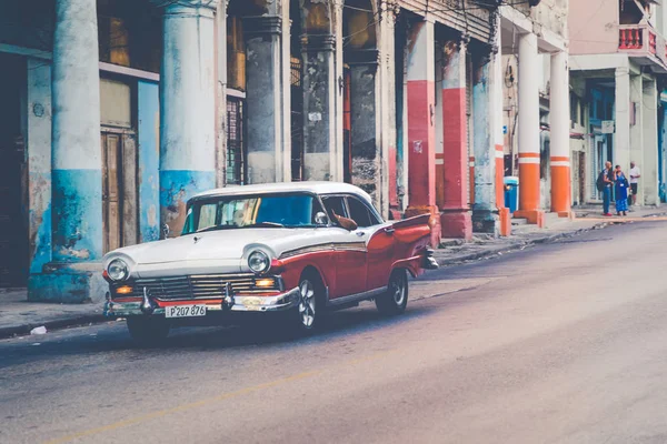 HAVANA, CUBA - DECEMBER 10, 2019: Vintage colored classic americ — 스톡 사진