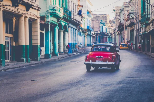 Havana, Cuba - 10 december 2019: Vintage gekleurde americ — Stockfoto