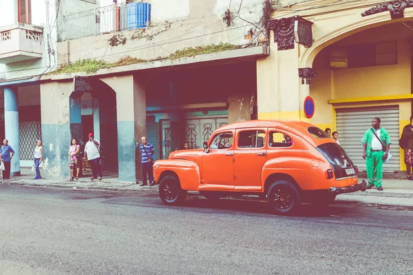 Havanna, Kuba - december 10, 2019: Vintage színes klasszikus amerikai — Stock Fotó