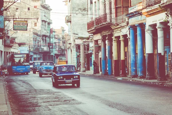 HAVANA, CUBA - DECEMBER 10, 2019: Vintage colored classic americ — 스톡 사진