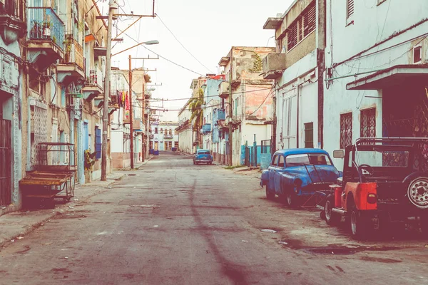 Havanna, Kuba - 10. Dezember 2019: vintage colored classic americ — Stockfoto