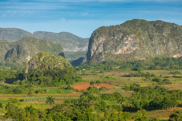 Panoramablick über Landschaft mit Buckelpisten im Vinales-Tal, — Stockfoto