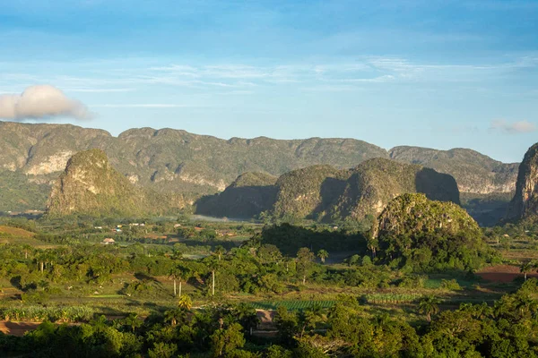 Vista panorámica del paisaje con mogotes en el Valle de Vinales, Cu — Foto de Stock