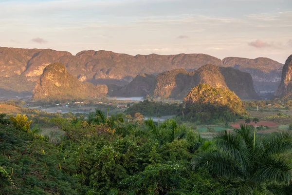 Panoramablick über Landschaft mit Buckelpisten im Vinales-Tal, — Stockfoto