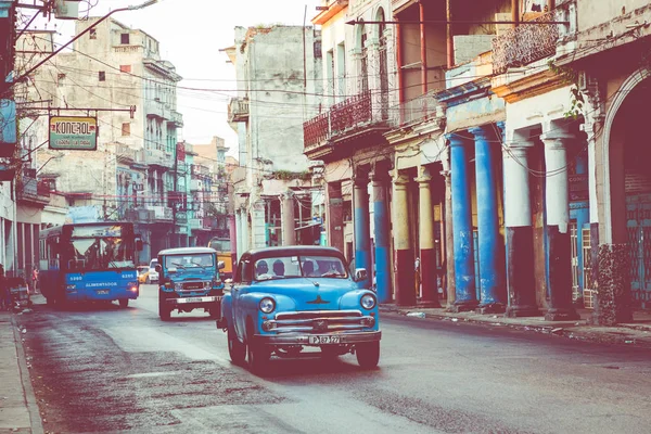 HAVANA, CUBA - DEZEMBRO 10, 2019: Vintage colorido clássico américo Imagens Royalty-Free