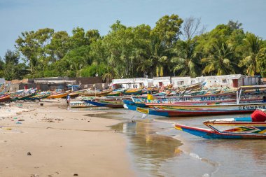 Senegal, Djiffer 'de geleneksel boyanmış ahşap balıkçı teknesi. Wes.