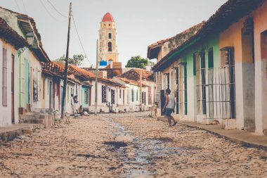 Trinidad, Küba - 16 Aralık 2019: Renkli evler ve mahsuller 